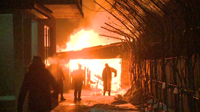 Incendiu puternic intr-un cartier de case din Capitala, ramas fara curent. Localnicii au incercat sa stinga focul cu zapada