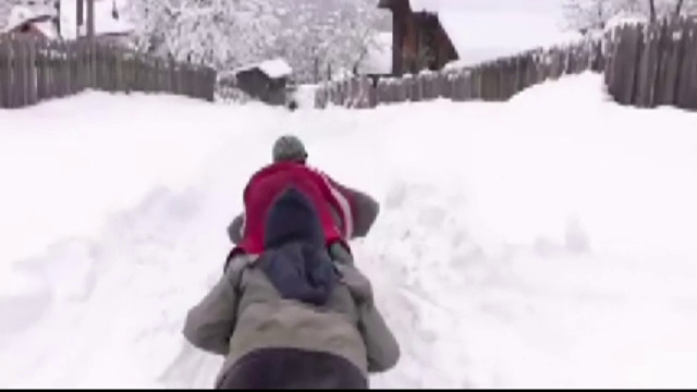 Distractie pe derdelus, ca in copilarie. Imaginile de poveste care au devenit virale pe Facebook