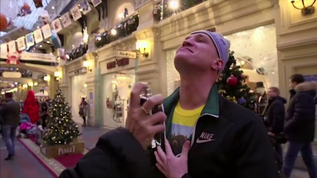 Parfum inspirat de Vladimir Putin, lansat intr-un mall din Rusia. Cum au reactionat oamenii la propunerea de a-l incerca