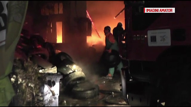 Un depozit de anvelope si o hala din Medgidia, facute scrum intr-un incendiu. De la ce ar fi pornit flacarile