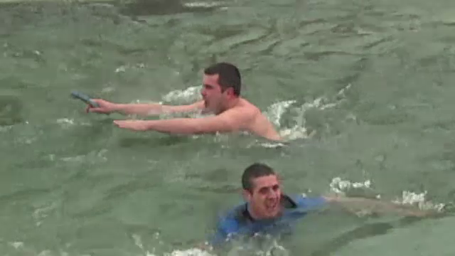 Romanii care, an de an, se arunca in apele inghetate pentru a recupera crucea de Boboteaza. "Mi-a adus bunastare"