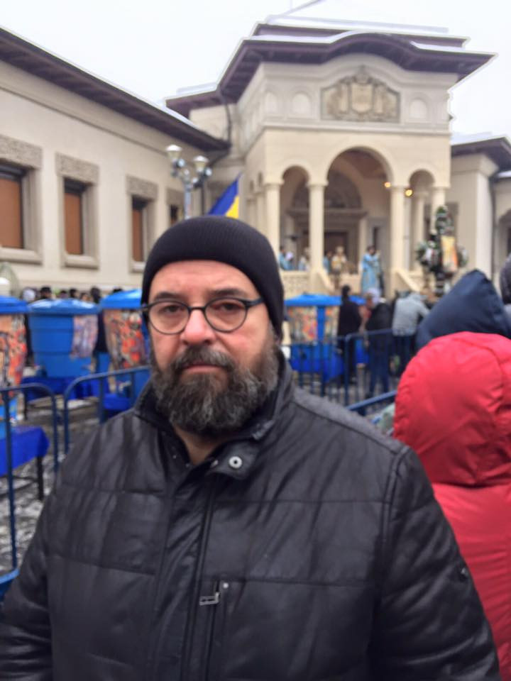 Mii de oameni au stat in ger la Patriarhie, pentru a lua apa sfintita. Politicianul care s-a fotografiat la slujba
