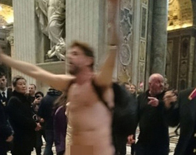 Scene ireale in Bazilica Sfantul Petru din Vatican. Ce a facut un barbat dezbracat in mijlocul credinciosilor. VIDEO
