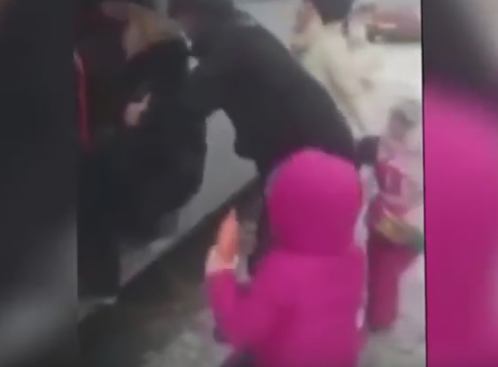 Scene incredibile intr-un autobuz din Rusia. Motivul pentru care o femeie insarcinata a fost data jos cu cei trei copii