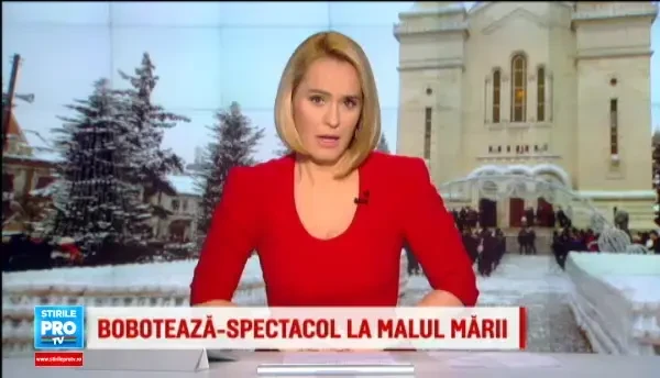 Mii de oameni au stat in ger la Patriarhie, pentru a lua apa sfintita. Politicianul care s-a fotografiat la slujba