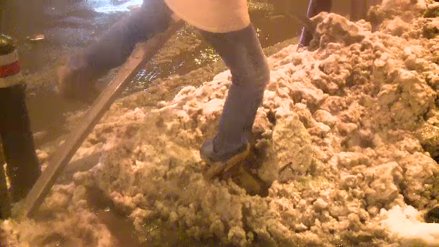 Testul de "echilibristica" al bucurestenilor, dupa topirea zapezii. Oamenii sar si garduri doar pentru a scapa de balti