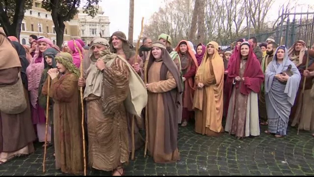 Mii de oameni au participat la parada anuala de la Vatican, in ziua de Boboteaza. Cum s-au deghizat locuitorii