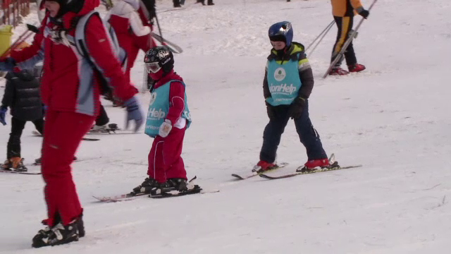 Sute de scolari profita de ultima saptamana de vacanta in taberele de ski. Cat costa un pachet complet, cu cazarea inclusa