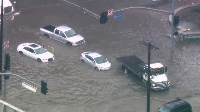 California, lovita de fenomenul El Nino. Strazile din Los Angeles acoperite, de apa si noroi din cauza ploilor torentiale