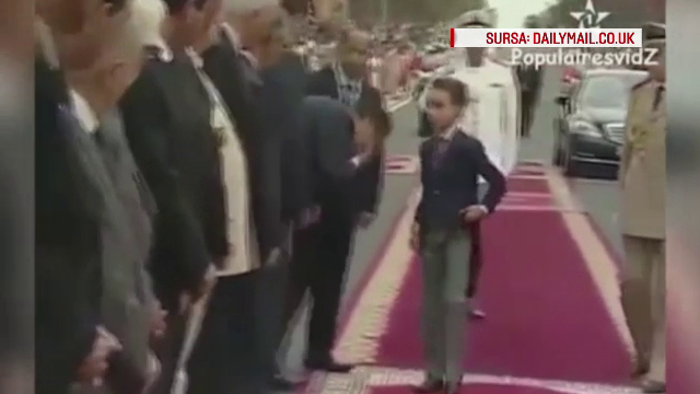 Are 12 ani si este printul Marocului. Ce se intampla in momentul in care demnitarii incearca sa-i sarute mana