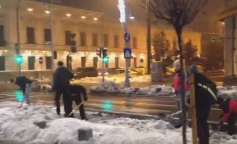 Mobilizare exemplara a biciclistilor din Bucuresti. In cat timp au reusit sa curete o pista acoperita de mormane de zapada