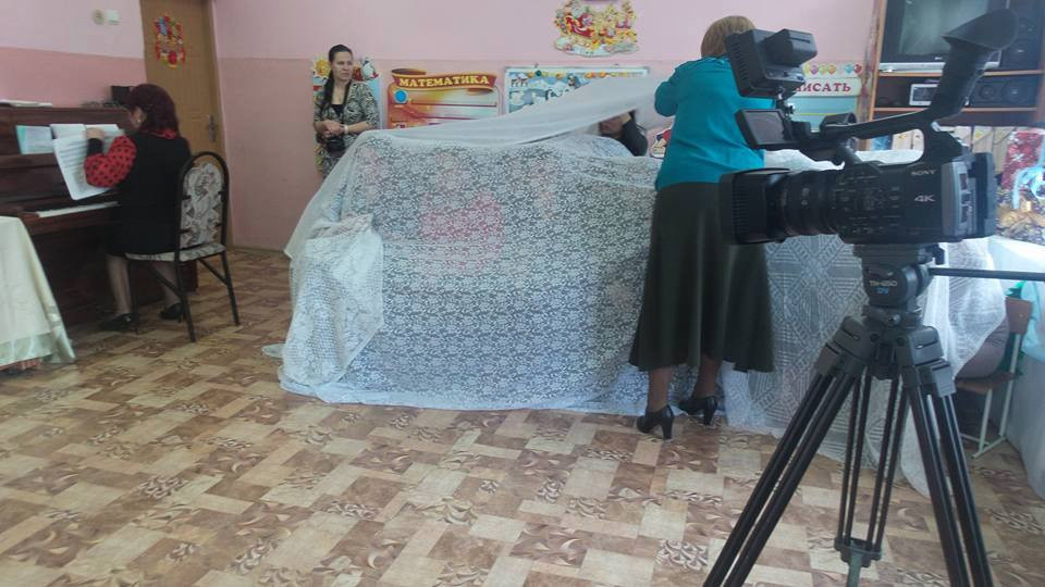 Solutia unor educatoare din Republica Moldova pentru serbarea de Craciun. De ce au stat parintii ascunsi dupa perdea