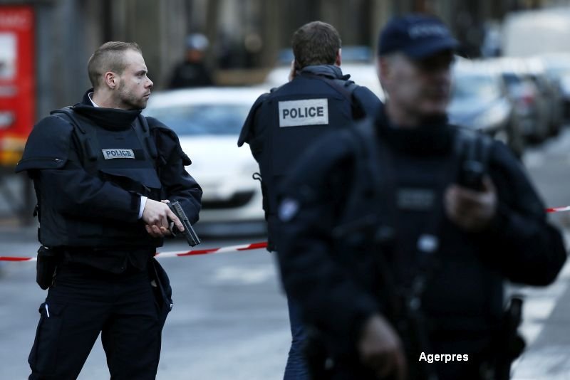 Barbat impuscat in fata unei sectii de politie din Paris