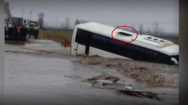 Autocar cu calatori luat de viitura si aruncat intr-un canal cu apa, la Constanta. Oamenii s-au salvat prin trapa din plafon