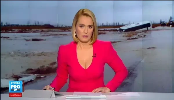 Autocar cu calatori luat de viitura si aruncat intr-un canal cu apa, la Constanta. Oamenii s-au salvat prin trapa din plafon