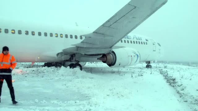 Cutiile negre ale avionului care a ratat aterizarea pe aeroportul de Cluj, duse pentru decodificare in Franta