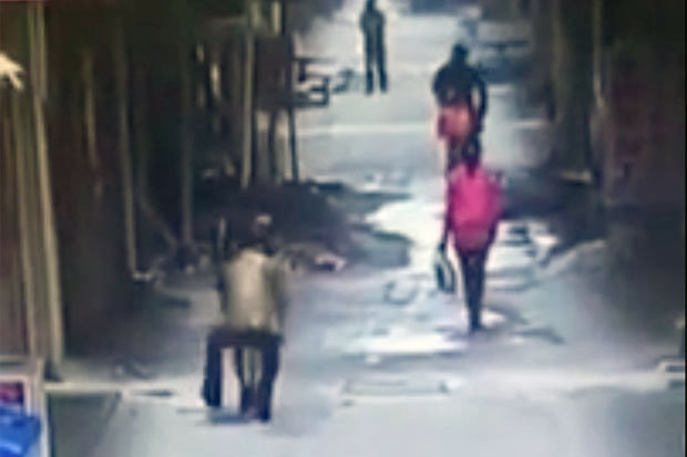 O femeie mergea linistita in parc cand un barbat a venit din spate! Ce i-a facut este revoltator