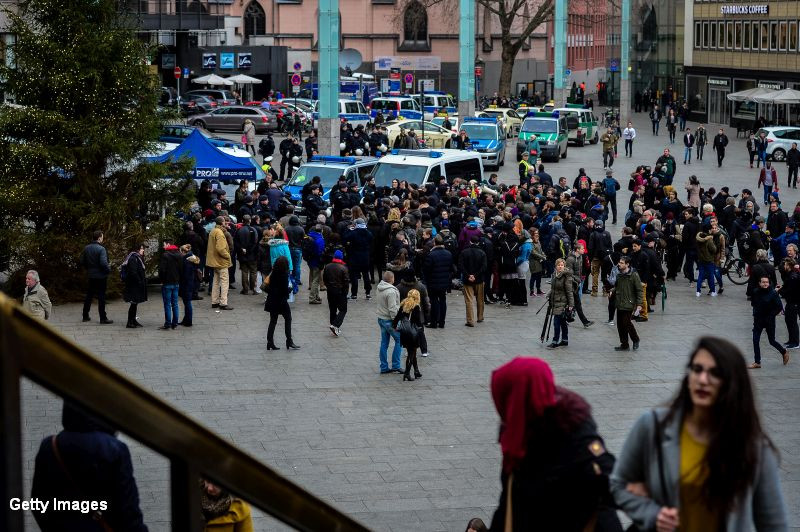 "Nu ma atinge". Noi imagini filmate de Anul Nou, in Koln, arata calvarul prin care au trecut femeile agresate de imigranti