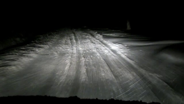 Zeci de oameni blocati pe drumurile din Suceava din cauza viscolului. Manevra facuta de un TIR pentru a evita un accident