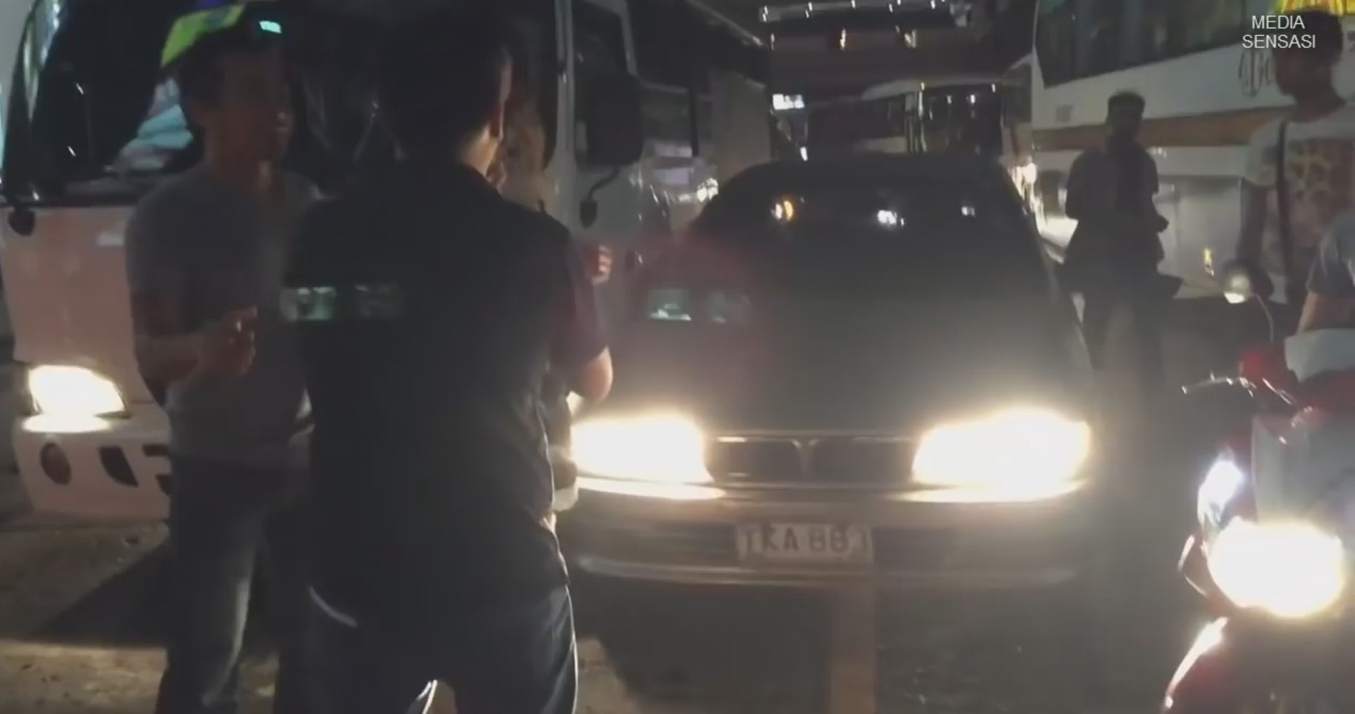 A vrut sa sara la bataie dupa ce a fost lovit in plin de o masina dar a inghetat cand a vazut cine era la volan! Ce s-a intamplat dupa este hilar