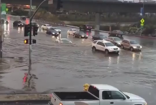 Manevra surprinzatoare a unui sofer de Lamborghini, intr-o intersectie inundata. Ce s-a intamplat cand a traversat-o. VIDEO