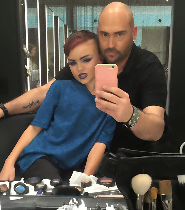 La 8 ani, isi doreste sa devina make-up artist. Transformarea prin care a trecut un baietel dupa ce a invatat sa se machieze