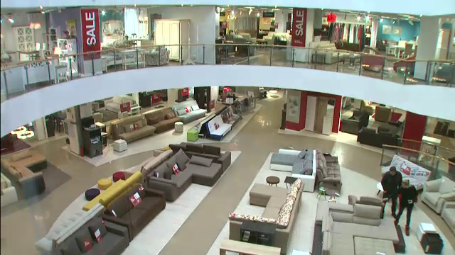 REDUCERI in magazine. Colectia 2015 se vinde la preturi mici in magazinele de haine, mobila si electrocasnice