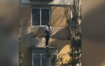 Pedepse grele de inchisoare pentru barbatii care au violat anul trecut o tanara, la Constanta. Fata a sarit pe geam sa scape