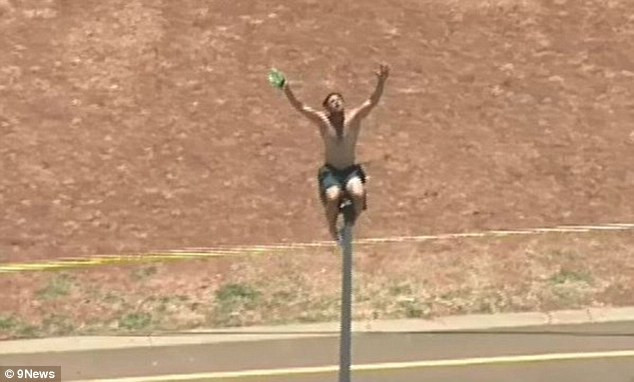 Alerta la o inchisoare de maxima securitate. Un detinut a stat cocotat 8 ore pe un stalp de iluminat