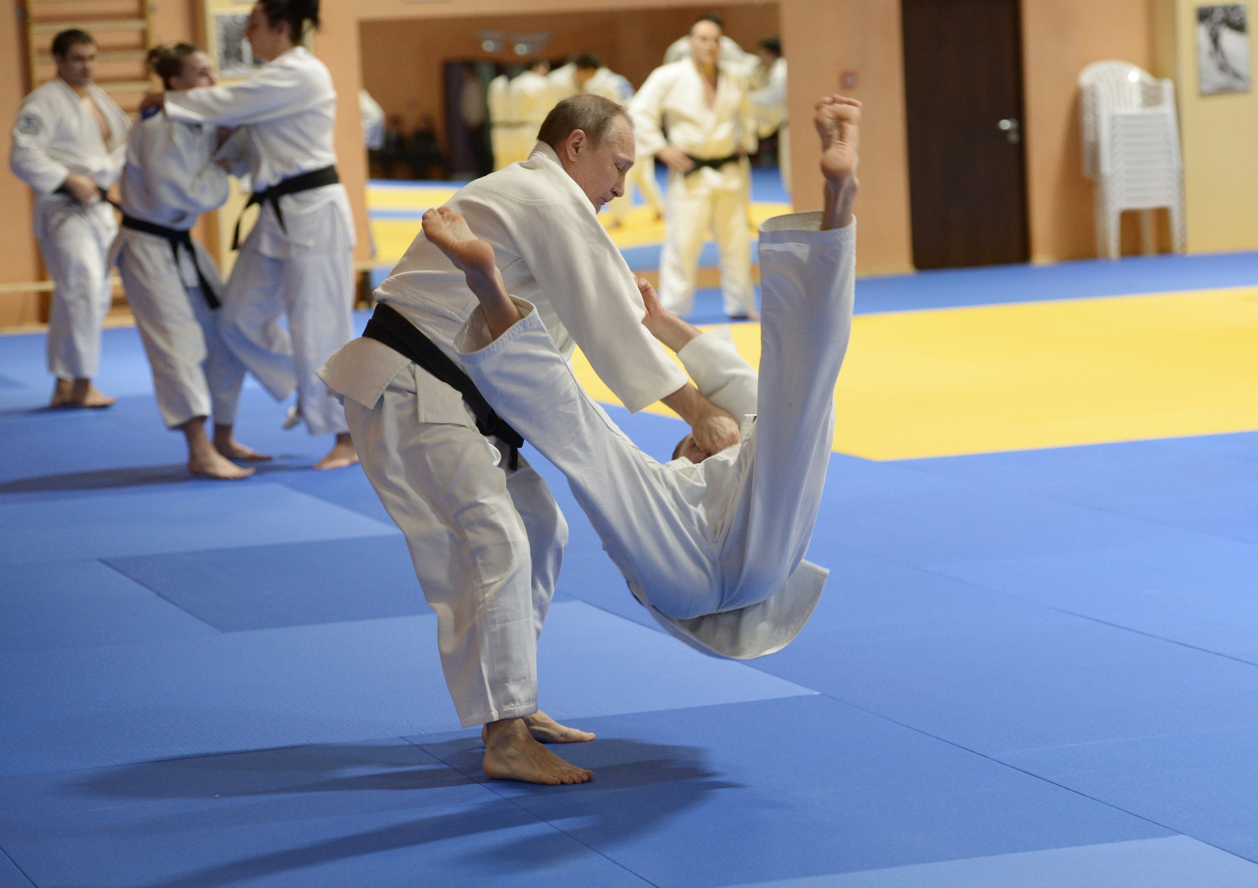 Vladimir Putin a dat de pamant cu tot lotul Federatiei Ruse de judo. Cine a fost cel mai puternic adversar al sau. VIDEO