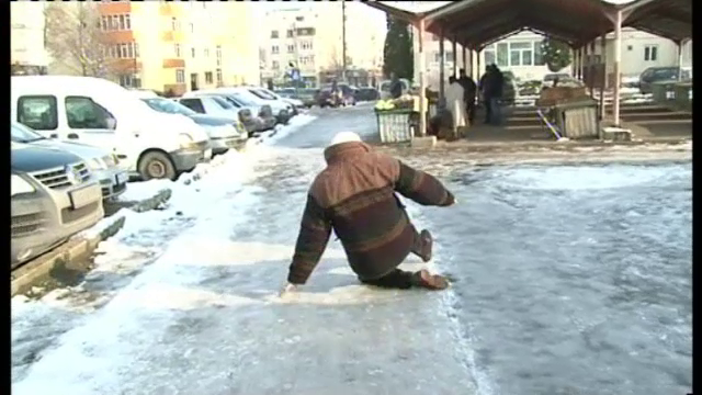 Ploile inghetate din ultimele zile au adus numai necazuri. 170 de oameni au ajuns la urgenta in Capitala, 47 cu fracturi