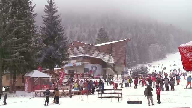 Cea mai aglomerata zi din sezon, pe Valea Prahovei. Moldovenii de peste Prut, incantati ca au avut un Craciun cu zapada
