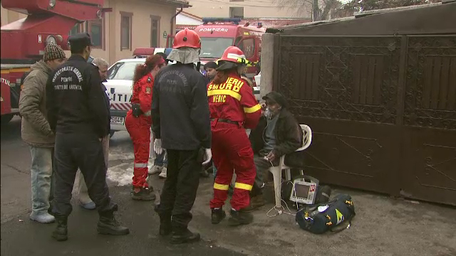 Un barbat de 85 de ani din Capitala a fost salvat de pompieri, dupa ce i-a luat foc casa. Incendiul a pornit de un cos de fum