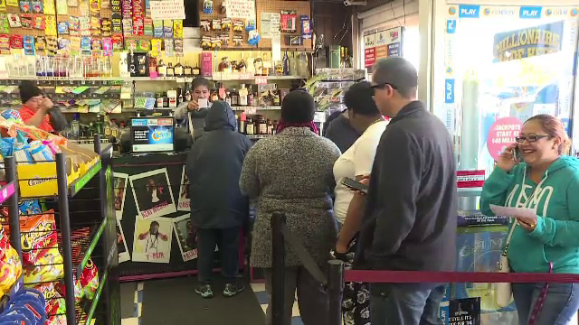 Premiu record la o loterie din SUA: 900 de milioane de dolari. Americanii au stat la cozi pentru a cumpara un bilet