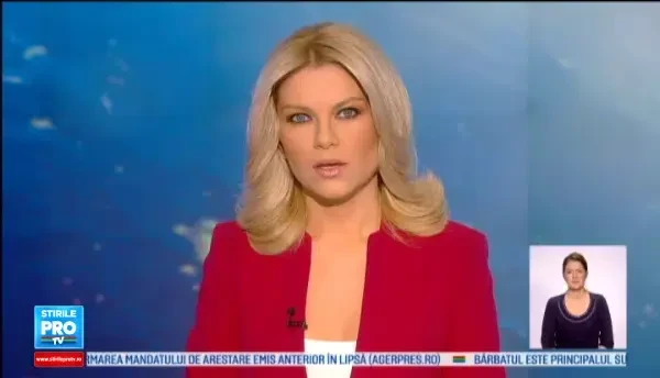 Sperietura teribila pentru un sofer si familia sa. Masina in care se aflau a cazut intr-un canal dupa ce a derapat pe polei