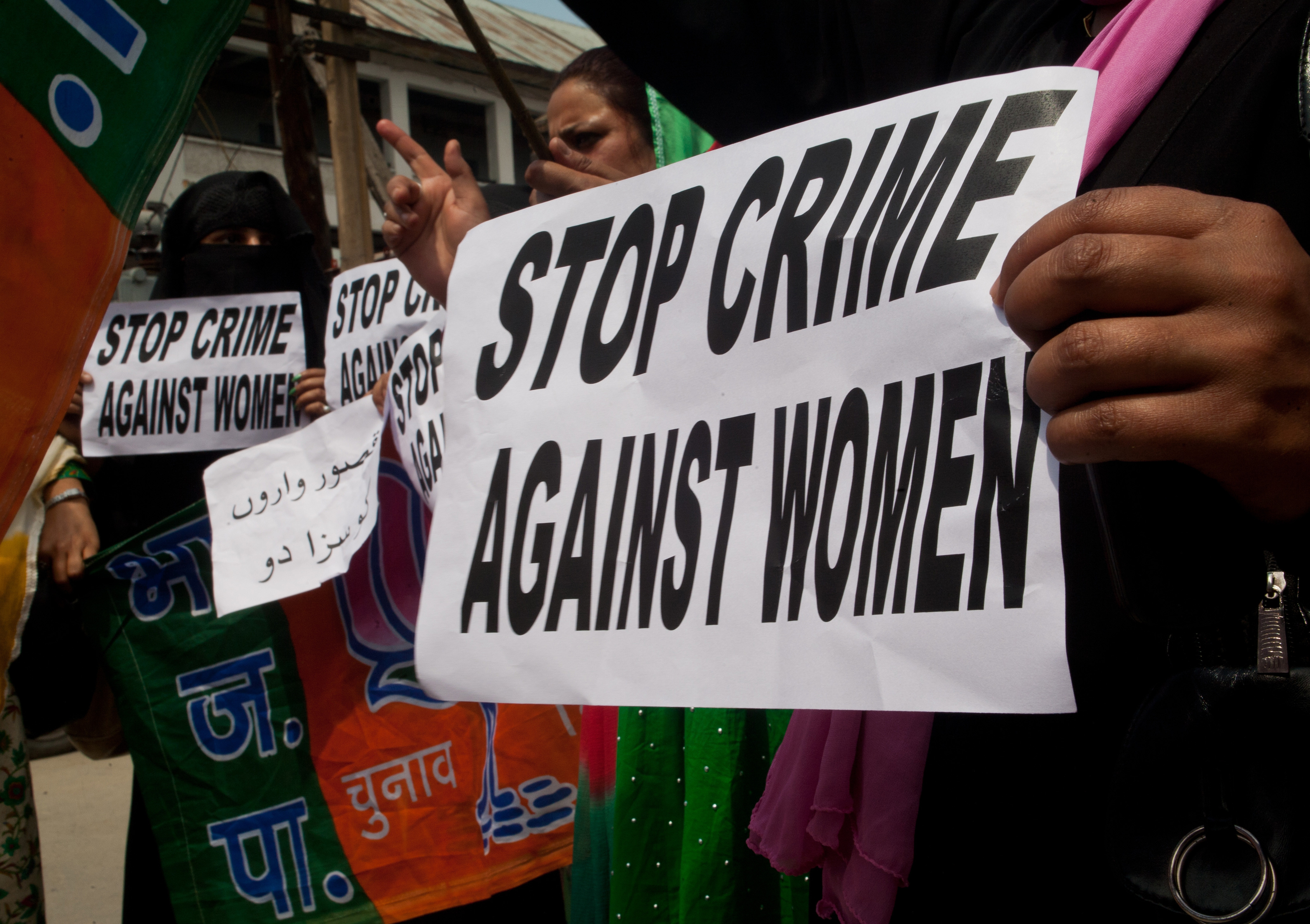 Dezvaluirile uimitoare ale unei adolescente din India, care a fost violata, impuscata si abandonata intr-un put de 3 barbati