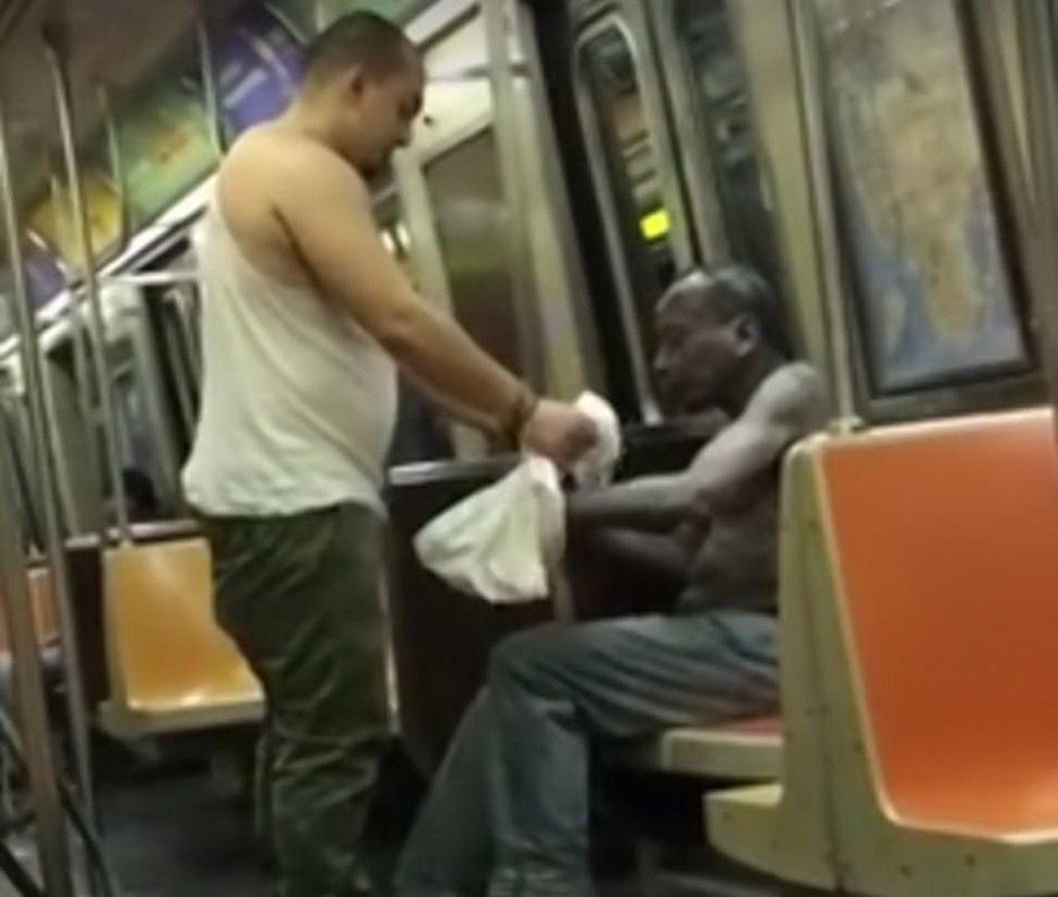 Un tanar a vazut un barbat nevoias, fara haina pe el si i-a oferit tricoul lui. Reactia acestuia este emotionanta