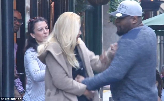 Si-a lovit iubita insarcinata in public. Reactia oamenilor din jur este incredibila. VIDEO