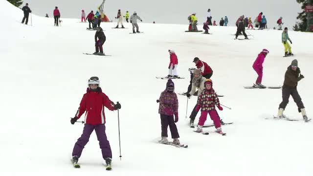 Ploaia nu i-a speriat pe turistii aflati in vacanta la Paltinis. Tinerii s-au bucurat de vremea calda si au schiat