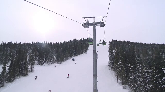 "Raiul Schiorilor" din Romania are peisaje ca in Austria sau Franta. Problemele de care se lovesc turistii cand ajung aici