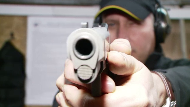 Metoda de "descarcare" tot mai populara pentru cei cu meserii stresante. Cat costa o sesiune de tras cu arma la poligon