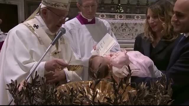 Papa Francisc a botezat 26 de bebelusi in Capela Sixtina de la Vatican. Mesajul transmis parintilor