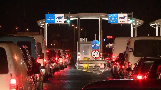 Cozi de peste 2 kilometri si ore de asteptare, la vami. Testul rabdarii pentru romanii care se intorc in strainatate