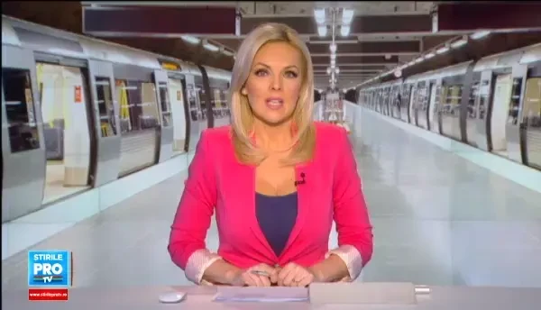 Tinerii din Bucuresti s-au plimbat in lenjerie intima la metrou si au donat haine. Reactiile calatorilor. GALERIE FOTO