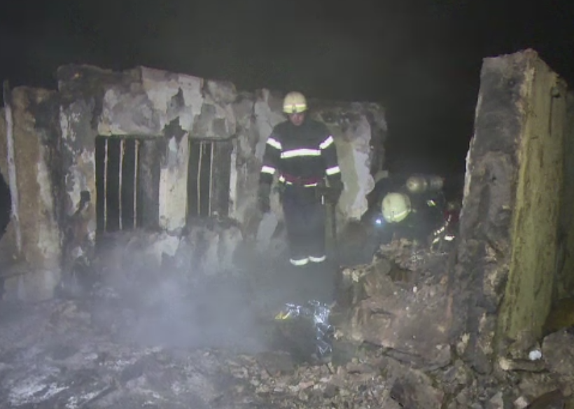 Barbat de 65 de ani, gasit carbonizat in locuinta. Pompierii au mers pe jos 2 km pana la casa acestuia, din cauza zapezii