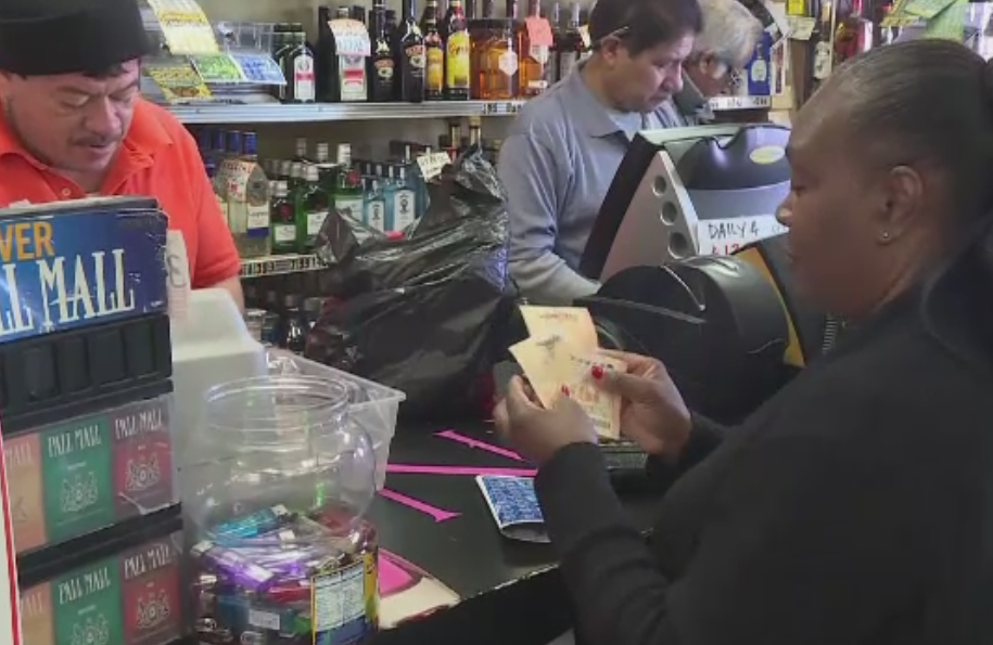 Premiul cel mare al loteriei americane, de 1,3 mld dolari, a atins un record mondial. Ce spun oamenii ca ar face cu banii