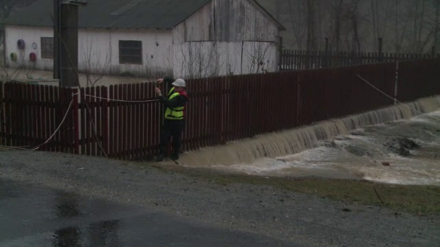 Risc crescut de inundatii din cauza incalzirii vremii. Podurile de gheata de pe rauri, distruse de explozii controlate