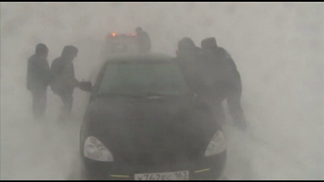 Prapad in Rusia, din cauza unei furtuni de zapada. Sute de masini au ramas blocate timp de o zi in sudul Moscovei