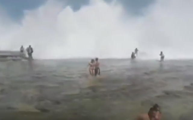 Imagini uimitoare, surprinse in Sydney. Peste 100 de persoane au fost maturate de un val urias. VIDEO