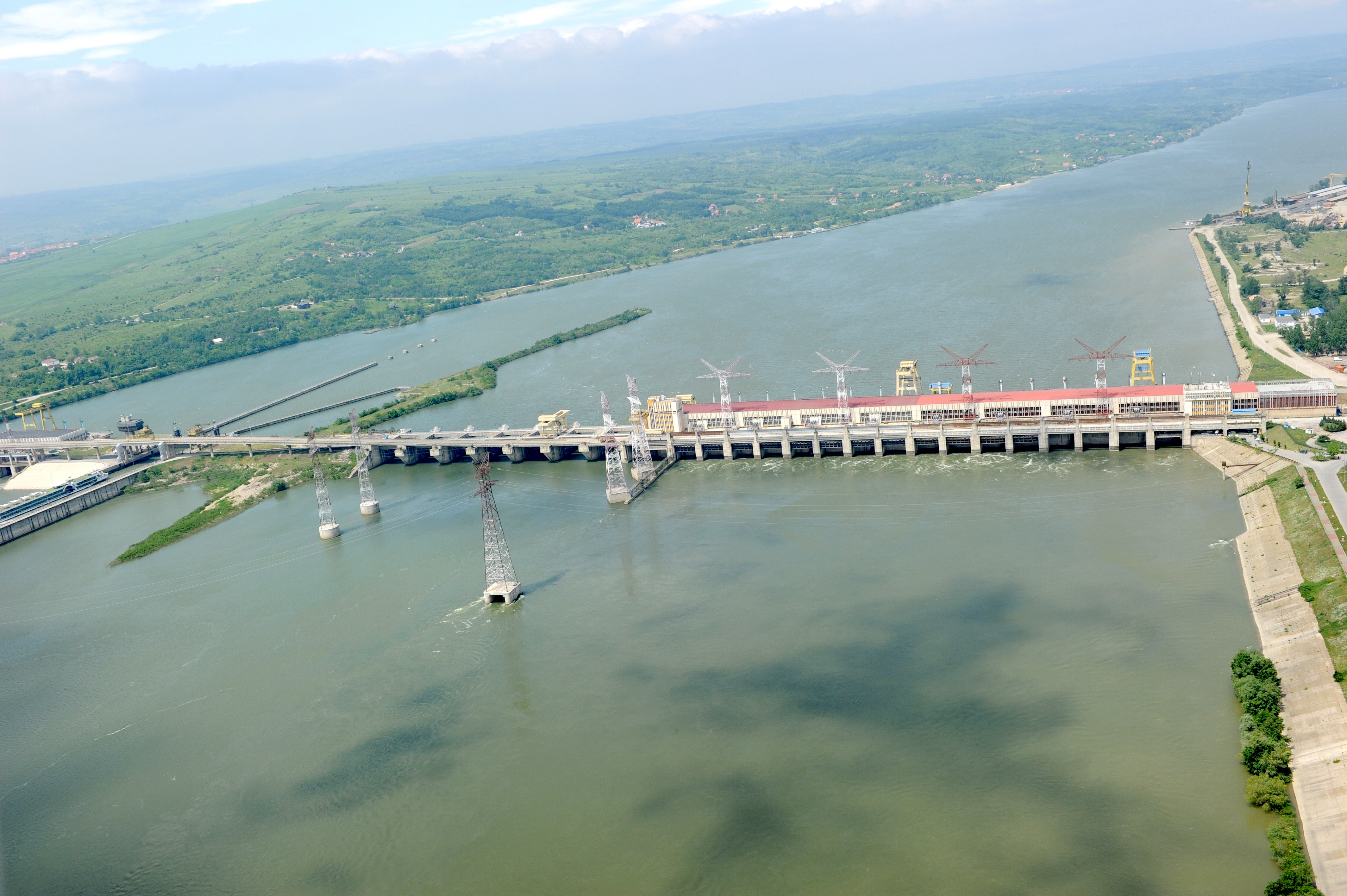 Apa i-a adus uneia dintre cele mai importante companii romanesti un profit de aproape jumatate de miliard de lei in trei luni